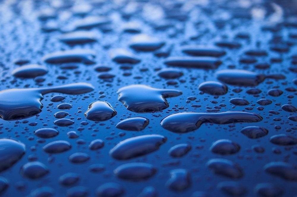 Maître du Jour Gui Eau Yin en BaZi — gouttes d'eau sur fond bleu