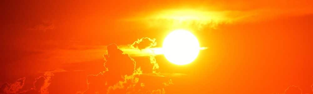 Maître du Jour Bing Feu Yang en BaZi — soleil rayonnant dans un ciel orangé
