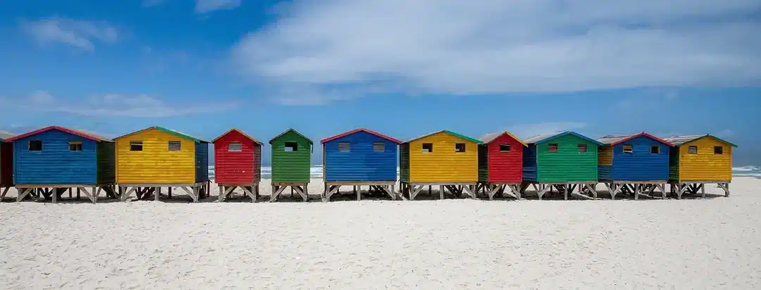 Cabanes de plage colorées alignées : chaque énergie est unique